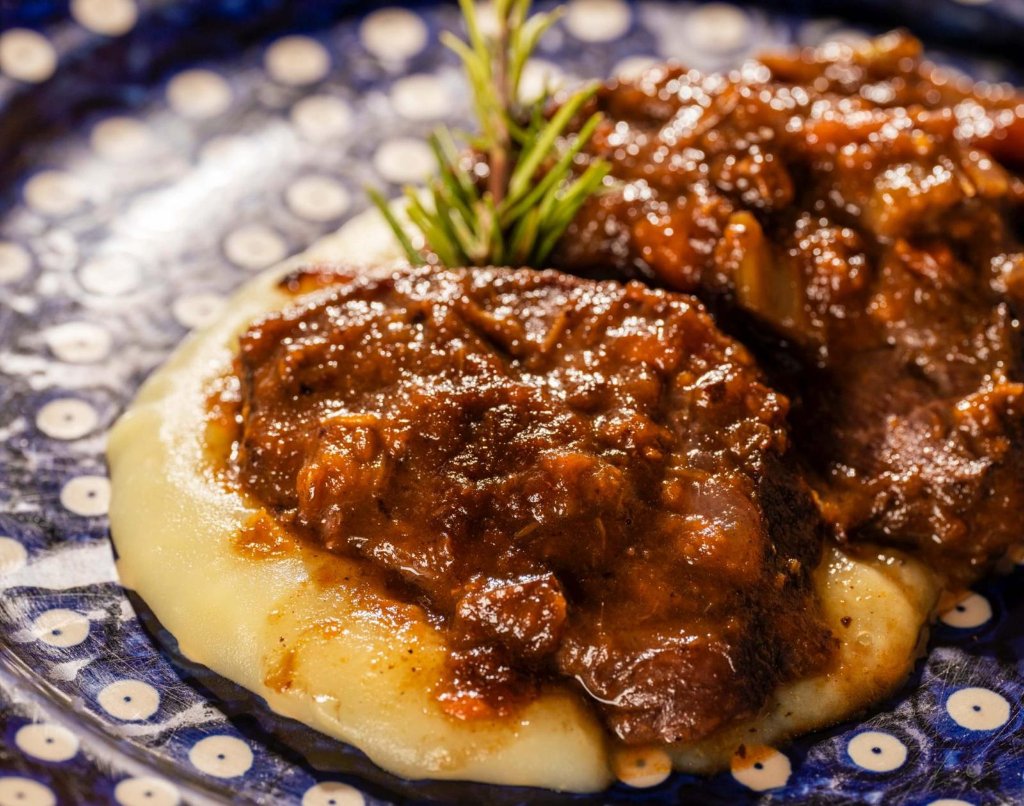 Piatto generoso di carne brasata con polenta