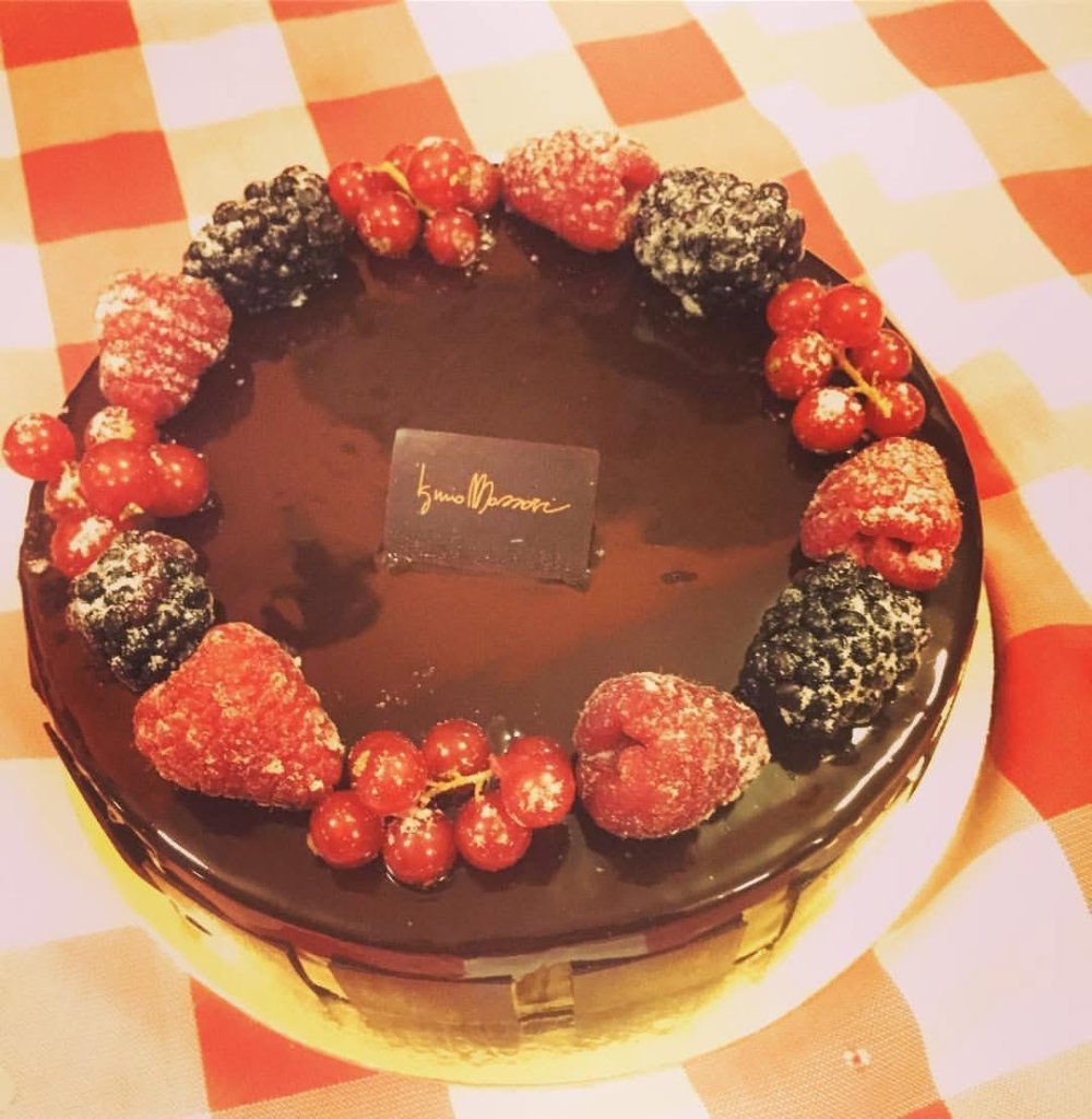 Torta al cioccolato con frutti rossi