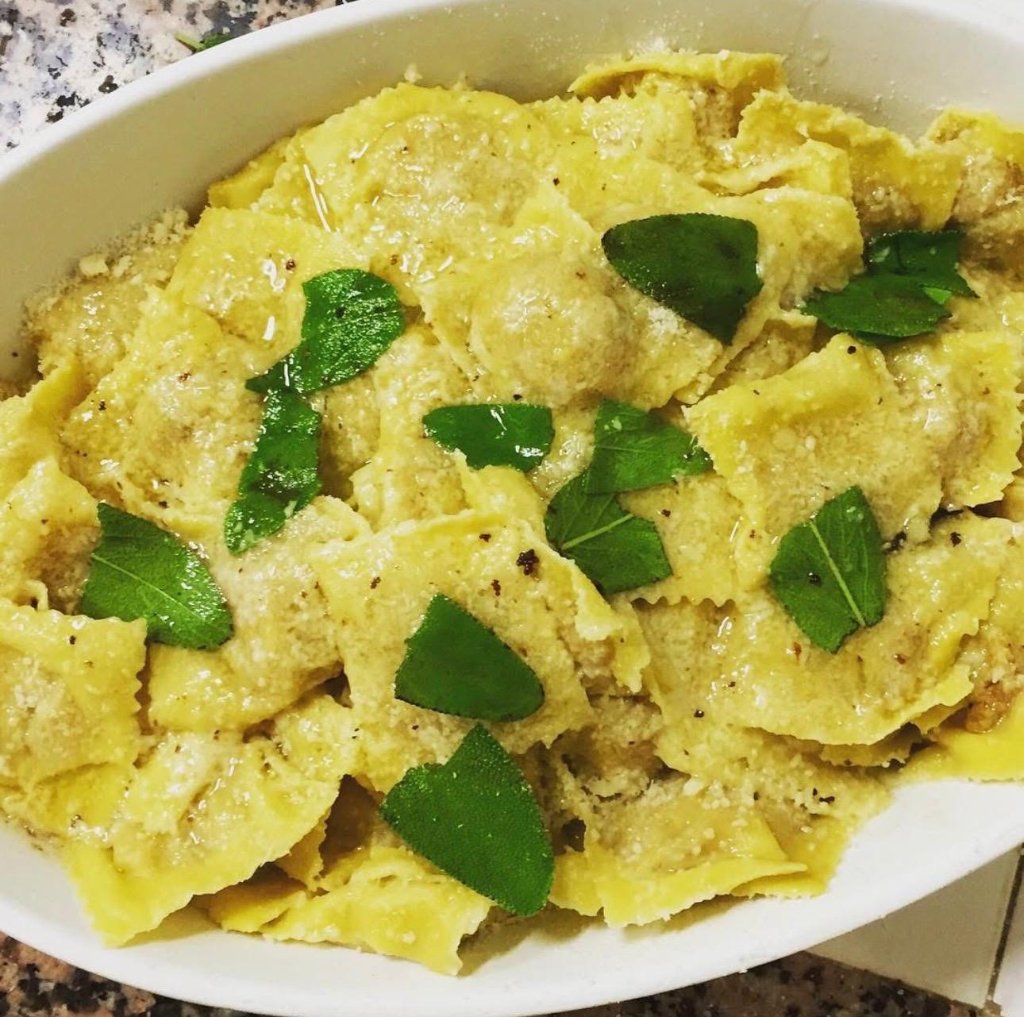 Pasta ripiena fatta in casa con burro e salvia