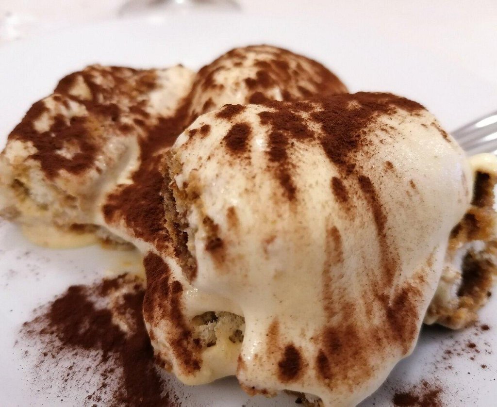 Dolce cremoso spolverato di cacao