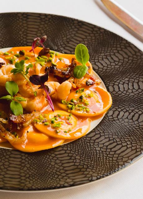 Pasta fresca servita su ceramica scura