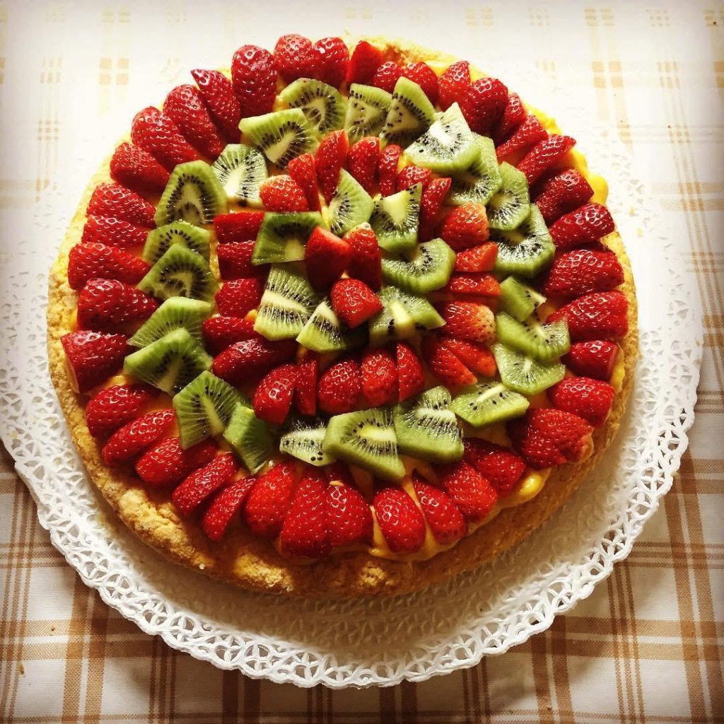 Crostata con fragole e kiwi
